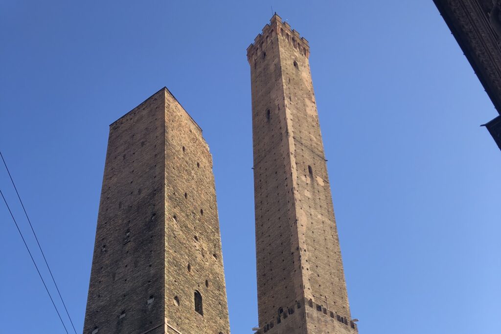 Bolonya Asinelli Kuleleri